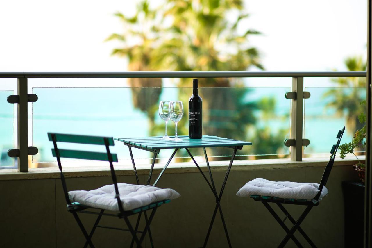 Sea View Apartment Prime Location On The Beach 텔아비브 외부 사진