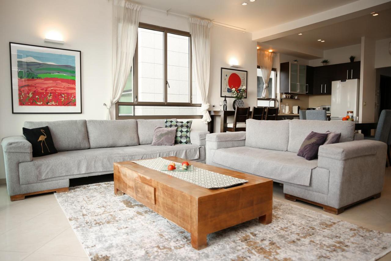 Sea View Apartment Prime Location On The Beach 텔아비브 외부 사진