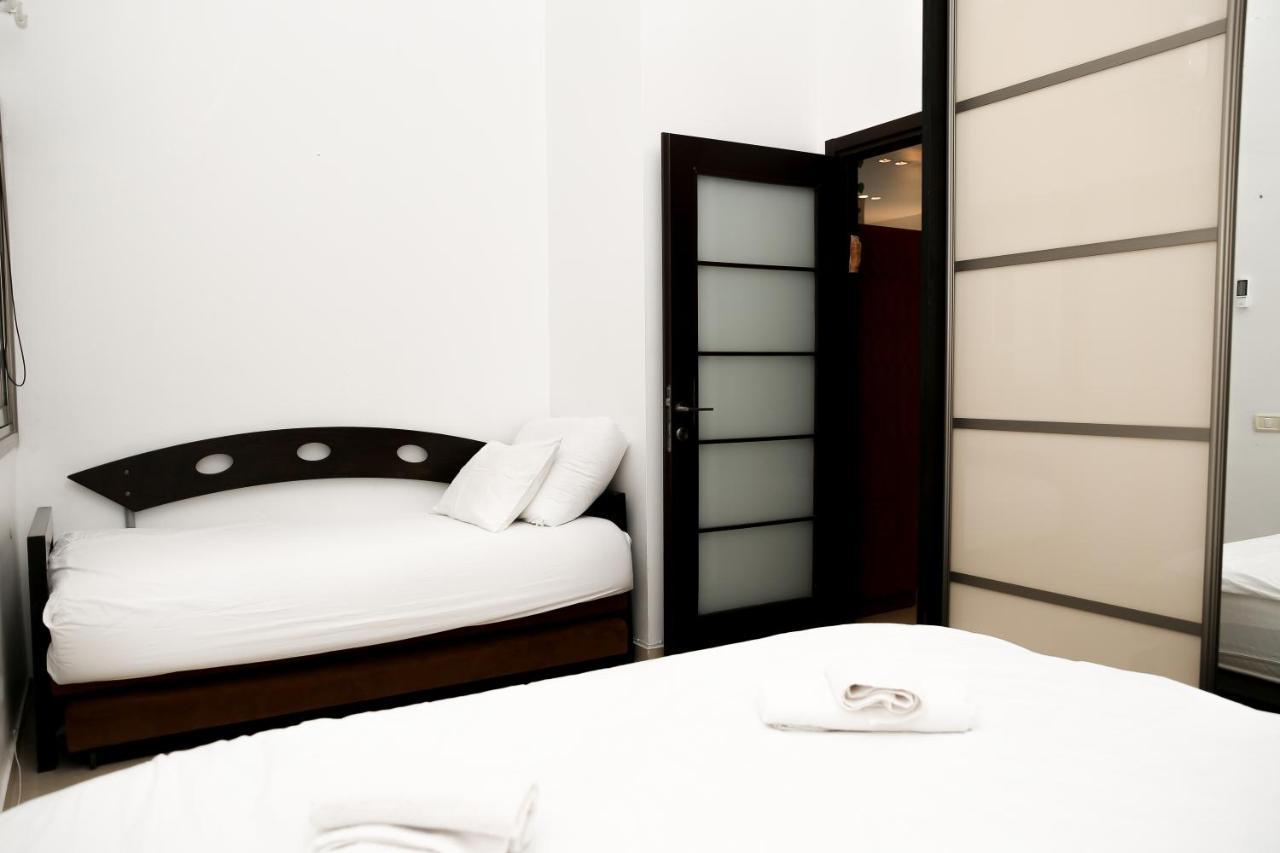 Sea View Apartment Prime Location On The Beach 텔아비브 외부 사진