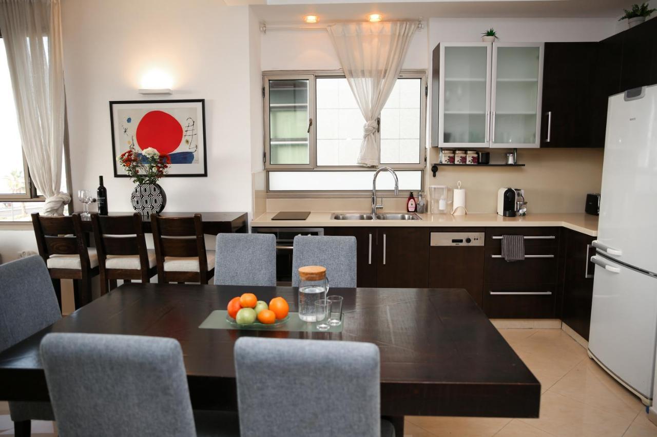 Sea View Apartment Prime Location On The Beach 텔아비브 외부 사진